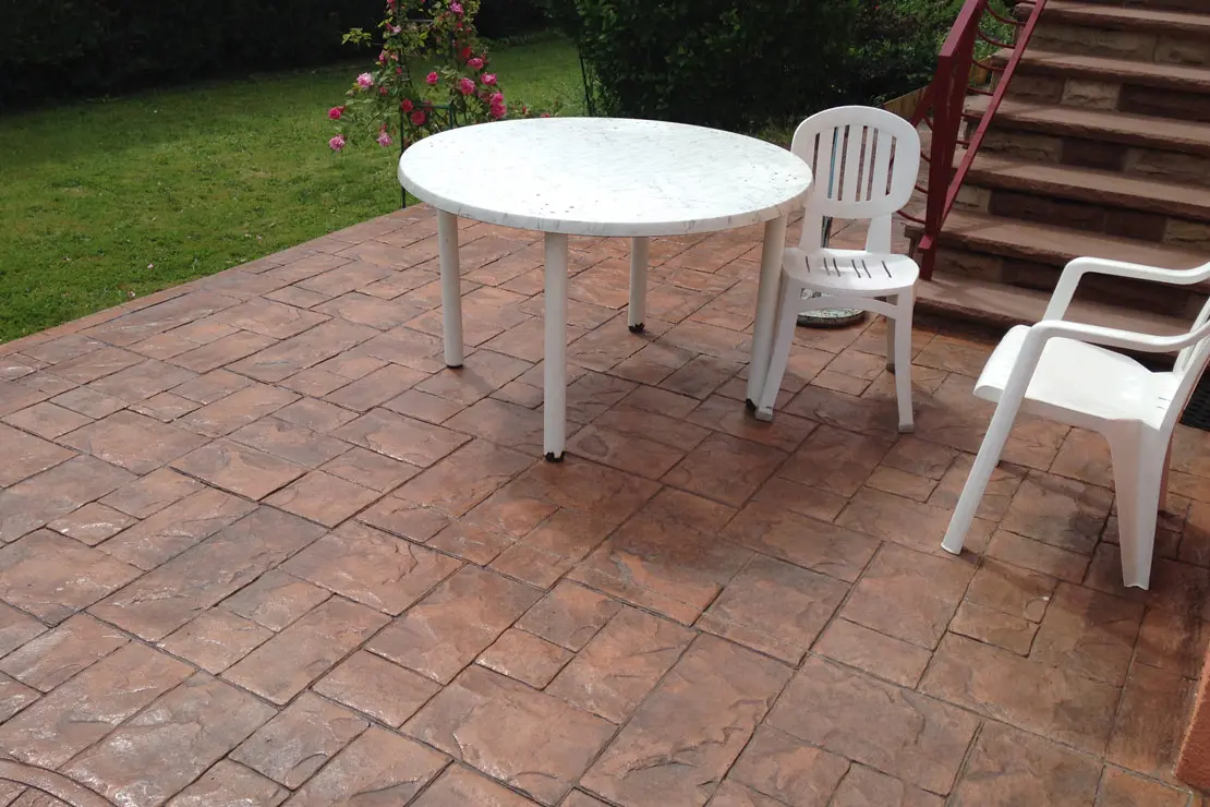 Logement avec sol en béton imprimé dans la zone de vie extérieure à Nice.